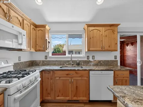 4940 Keiko Court NE Salem OR 97305