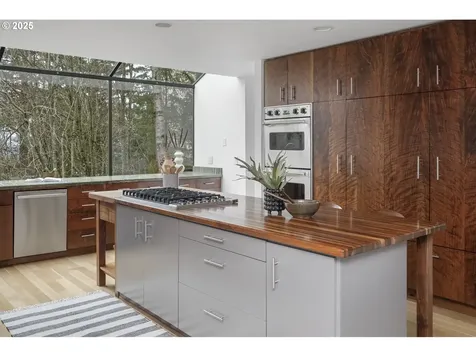 2915 SW Canterbury Lane Portland OR 97205