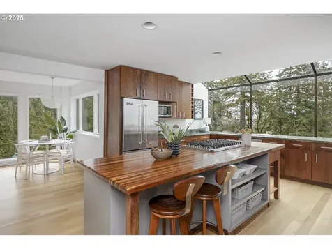 2915 SW Canterbury Lane Portland OR 97205