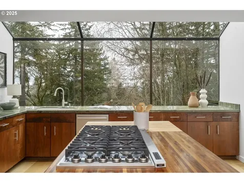 2915 SW Canterbury Lane Portland OR 97205