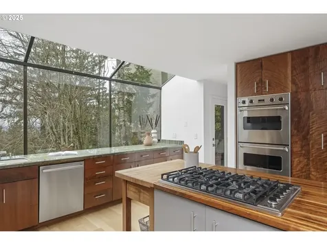 2915 SW Canterbury Lane Portland OR 97205