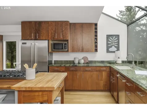 2915 SW Canterbury Lane Portland OR 97205
