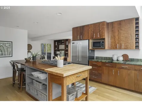 2915 SW Canterbury Lane Portland OR 97205