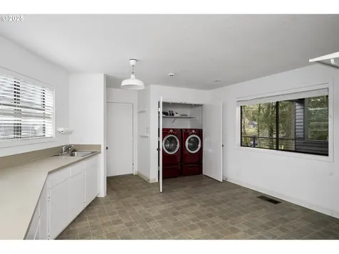 2915 SW Canterbury Lane Portland OR 97205