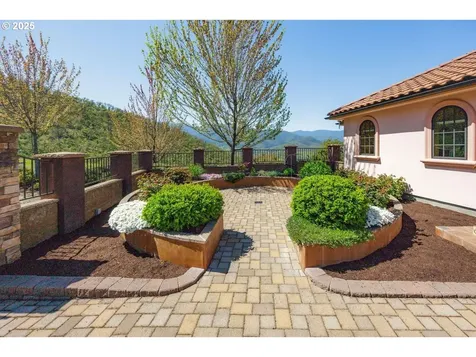 2816 Quail Run Road Talent OR 97540