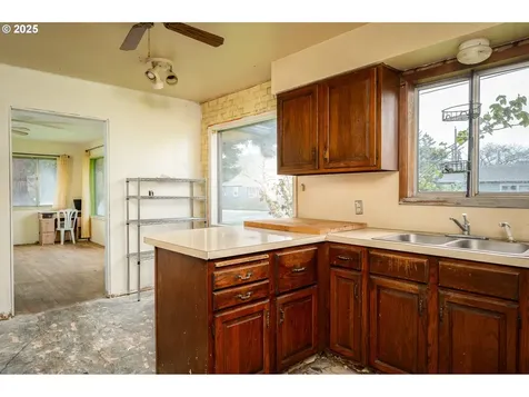 8625 SE Knapp Street Portland OR 97266