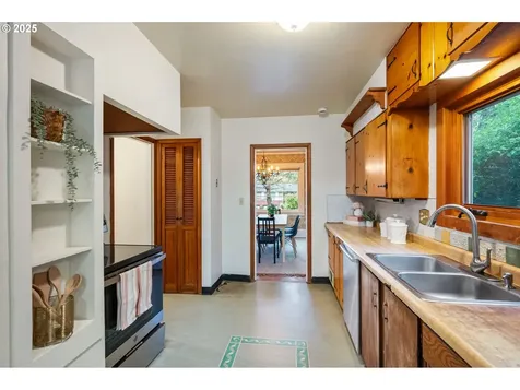 6114 NE Davis Street Portland OR 97213