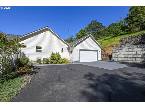 1220 NE Cambrian Court Roseburg OR 97470
