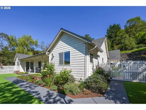 1220 NE Cambrian Court Roseburg OR 97470