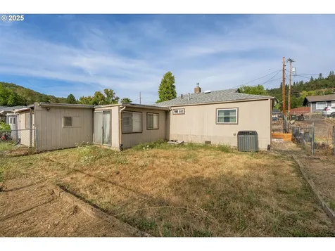 1658 NE Taylor Street Roseburg OR 97470