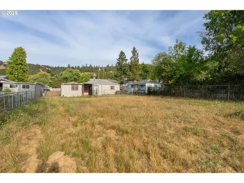 1658 NE Taylor Street Roseburg OR 97470