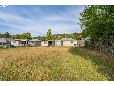 1658 NE Taylor Street Roseburg OR 97470