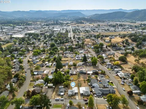 1658 NE Taylor Street Roseburg OR 97470