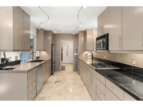 2417/2419 SW Montgomery Drive Portland OR 97201