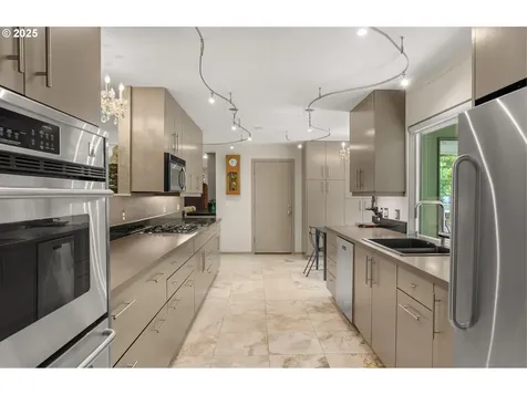 2417/2419 SW Montgomery Drive Portland OR 97201