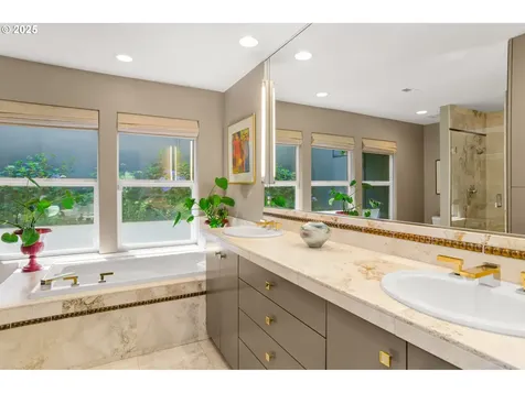 2417/2419 SW Montgomery Drive Portland OR 97201
