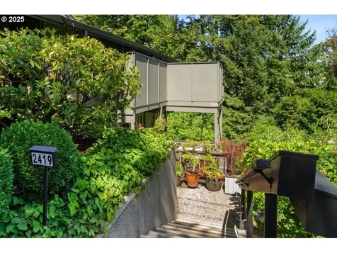 2417/2419 SW Montgomery Drive Portland OR 97201