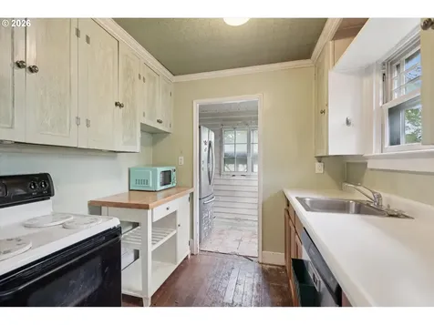 8521 SE Yamhill Street Portland OR 97216