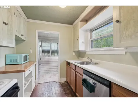 8521 SE Yamhill Street Portland OR 97216