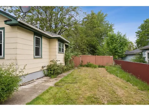 8521 SE Yamhill Street Portland OR 97216