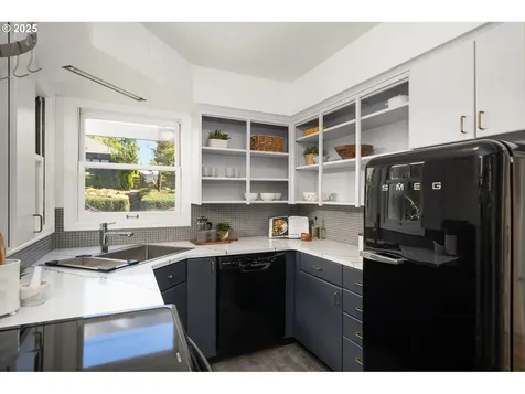 8115 SW 10th Avenue Portland OR 97219
