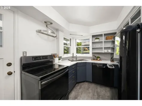 8115 SW 10th Avenue Portland OR 97219