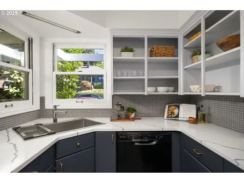 8115 SW 10th Avenue Portland OR 97219