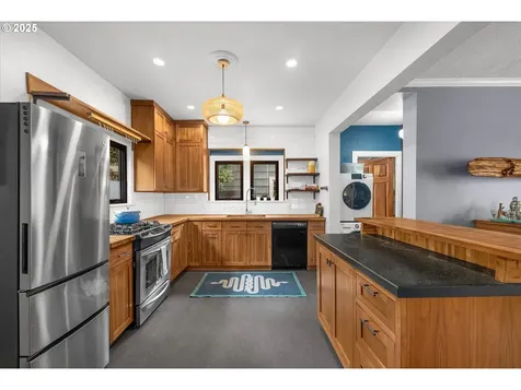 3083 SE Stark Street Portland OR 97214