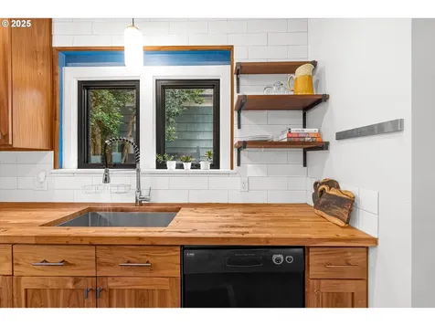 3083 SE Stark Street Portland OR 97214