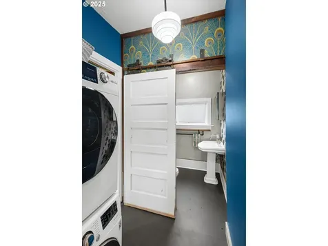 3083 SE Stark Street Portland OR 97214