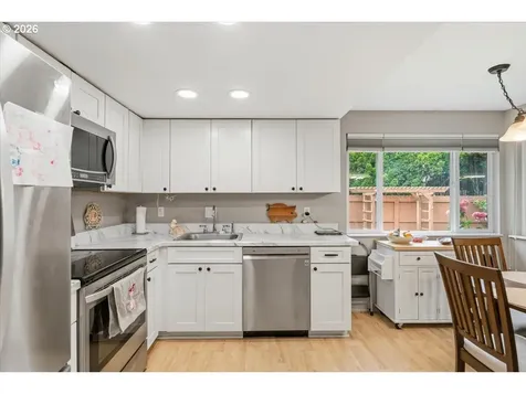 806 NE Nightingale Court Keizer OR 97303