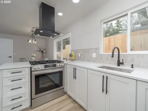 8330 SW 43rd Avenue Portland OR 97219