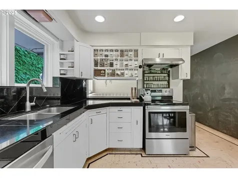 9930 SW 25th Avenue Portland OR 97219