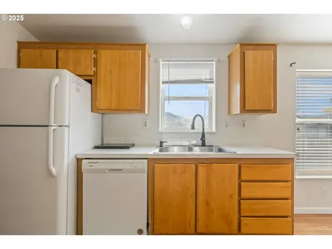 308 NW Civil Bend Avenue Winston OR 97496