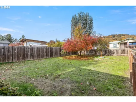 308 NW Civil Bend Avenue Winston OR 97496