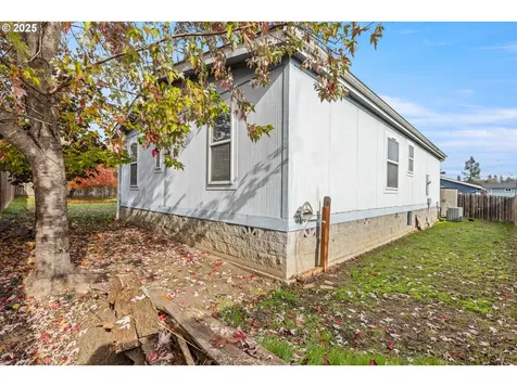 308 NW Civil Bend Avenue Winston OR 97496