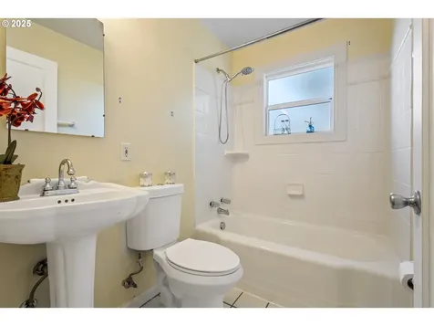 307 Caufield Street Oregon City OR 97045