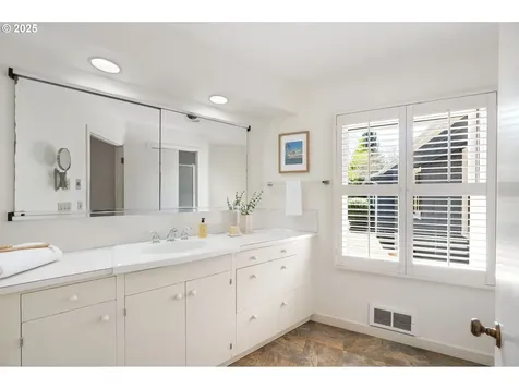 8375 SW Crestwood Lane Portland OR 97225