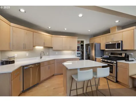 258 Cervantes Lake Oswego OR 97035