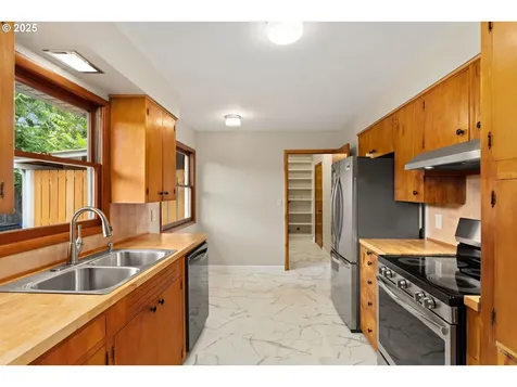 6631 SE Mitchell Court Portland OR 97206