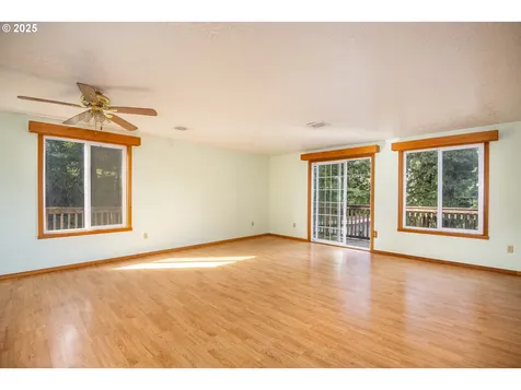 25 S 21st Street Cottage Grove OR 97424