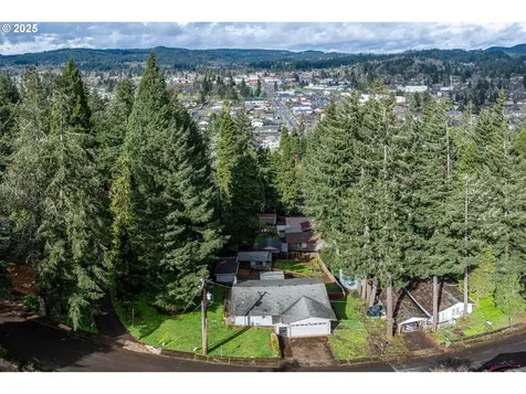25 S 21st Street Cottage Grove OR 97424