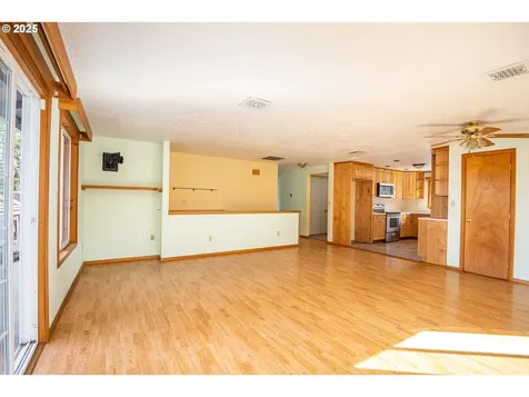 25 S 21st Street Cottage Grove OR 97424