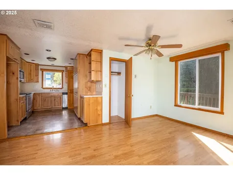 25 S 21st Street Cottage Grove OR 97424