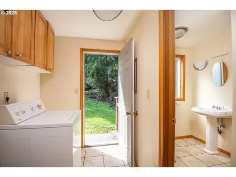 25 S 21st Street Cottage Grove OR 97424