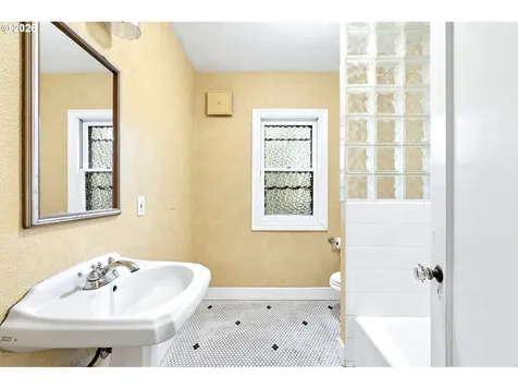 2832 NE 9th Avenue Portland OR 97212