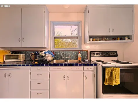 1890 W 18th Avenue Eugene OR 97402