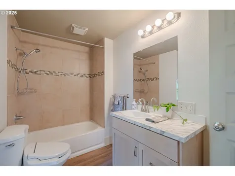 7906 SE Woodstock Boulevard Portland OR 97206