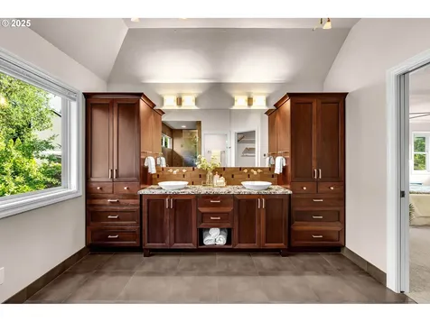 8910 SW Lancelot Lane Portland OR 97219