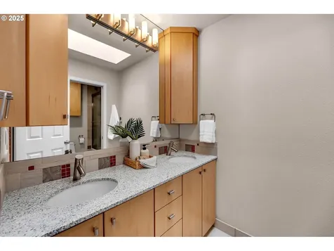 8910 SW Lancelot Lane Portland OR 97219